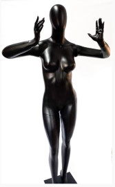 Manequim preto brilho Feminino mos no rosto grito