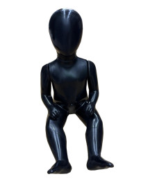 Manequim bebe fibra preto sentado