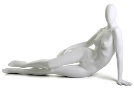 Manequim feminina elegante sentada piso pose branca