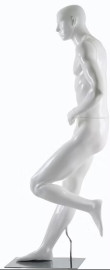 Manequim masculino atltico com encostado branco
