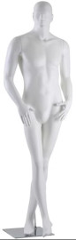 Manequim masculino atltico braos a frente pernas cruzada branco