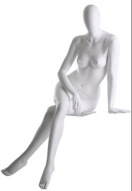 Manequim feminina elegante sentada branca