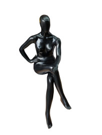Manequim em fibra sentado feminino preto