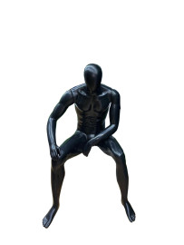 Manequim preto em fibra sentado masculino